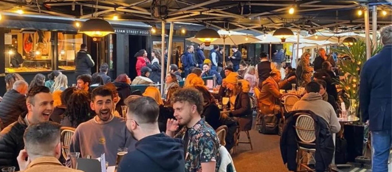 Το Λονδίνο σφίγγει πάλι από ζωή - Πάρτι για δεύτερη μέρα (βίντεο)